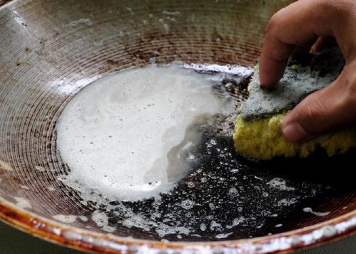 Tips Mudah Membersihkan Wajan yang Kotor dan Menghitam