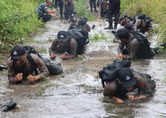 Mandi Lumpur Sampai Jalan Bebek dan Sikap Tobat Warnai Kegiatan Bintra Polri Polres Ogan Ilir