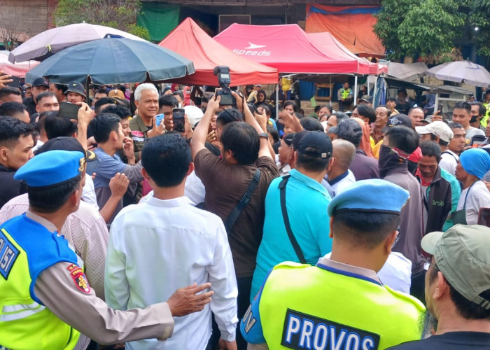 Kampanye di Palembang, Ganjar Blusukan di Pasar 