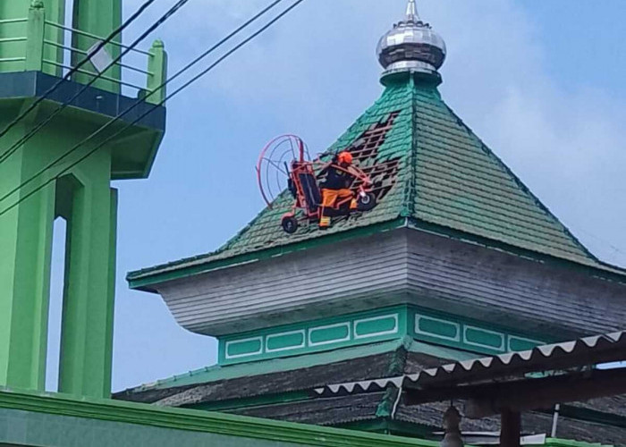 Human Error, Atlet Paramotor Mendarat Darurat di Atap Masjid