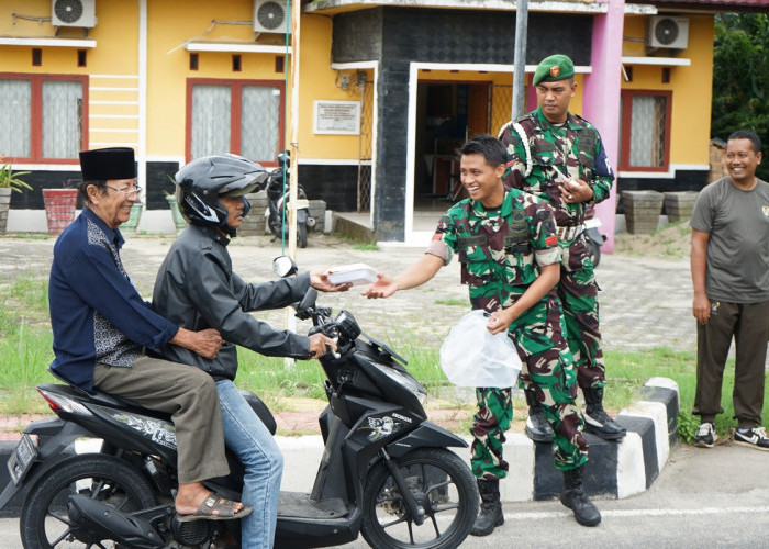 Jumat Berkah, Kodim 0402 OKI Bagikan Nasi Kotak