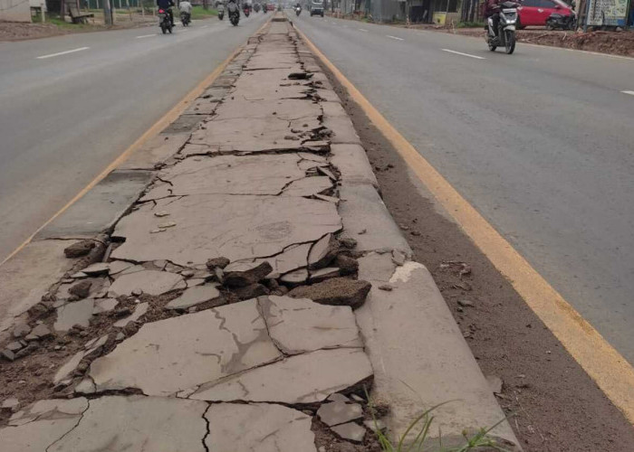 Belum Setahun Selesai Dibangun, Median Jalan Jalintim Palembang-Betung Mulai Rusak