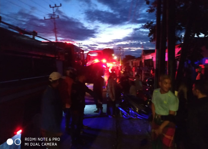Kebakaran di Depan Kantor PLN Sekayu, Damkar Pemkab Muba Bertindak Cepat