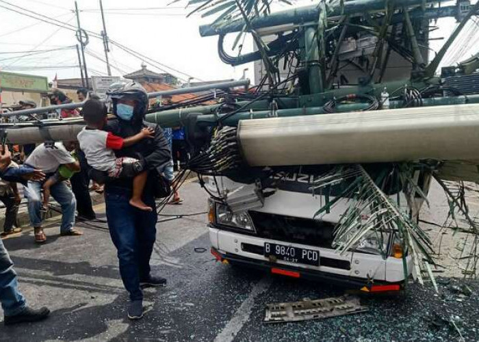 Kecelakaan Maut, Truk Tronton Tabrak Halte, Anak Sekolah, dan Tower