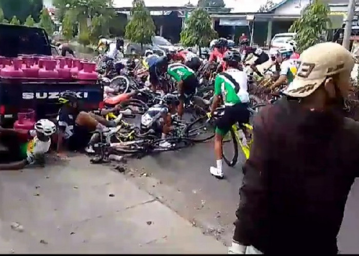 Peserta Kerjunas Balap Sepeda Mengalami Kecelakaan Massal