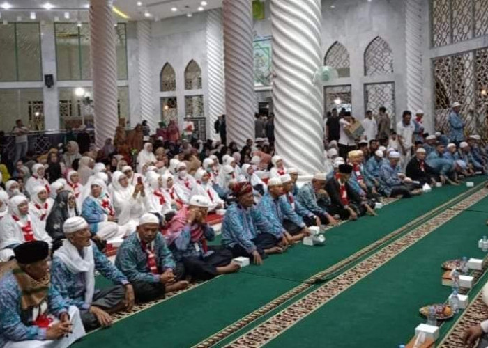 Kedatangan Jemaah Haji   Ogan Ilir Molor Lebih Dari 4 Jam. Wabup Sambut Kedatangan Jamaah Haji