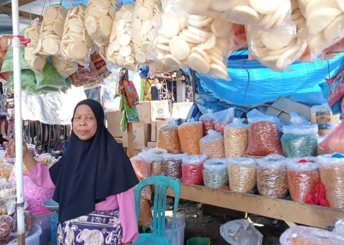 Omzet Turun, Pedagang Kue Kering di Prabumulih Curhat