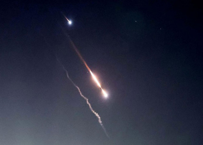 Balas Serangan, Iran Rudal Fasililtas Nuklir Israel di Gurun Negev