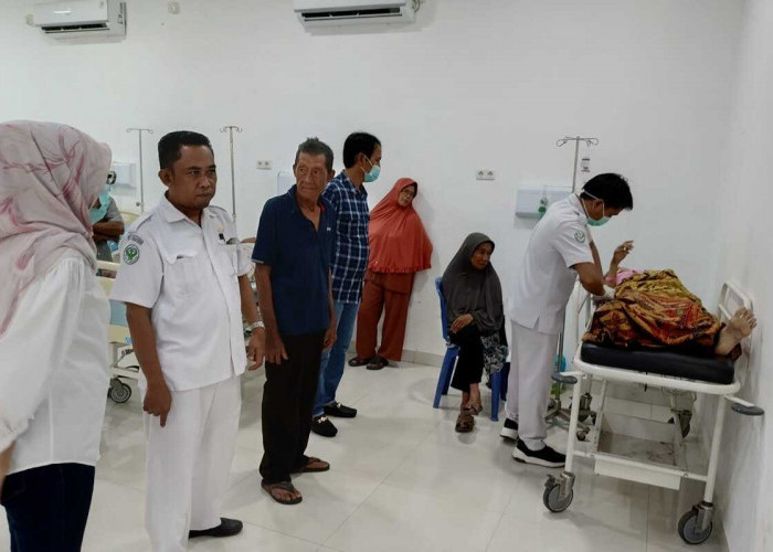 Pj Bupati OKI Jenguk Korban Kecelakaan Study Tour Asal OKUT di RSUD Kayuagung 