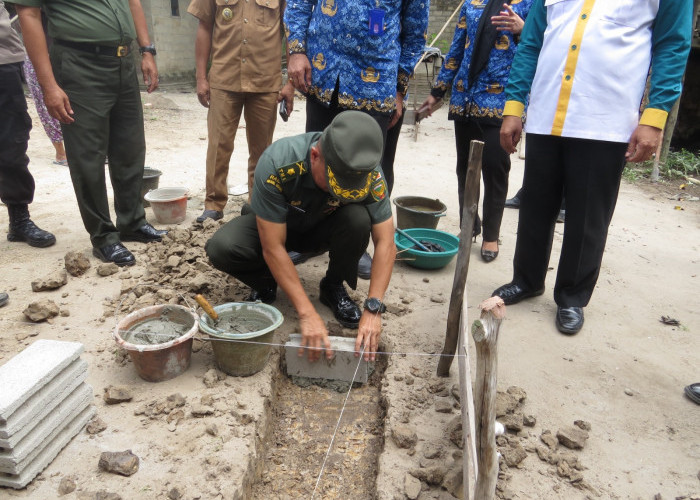 Sambut HUT TNI ke-78, Kodim 0402/OKI-OI Lakukan Giat Peletakan Batu Pertama RTLH di Ogan Ilir