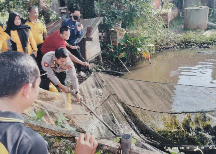 Polda Sumsel Bagi-Bagi Hasil Panen Kebun  Ketahanan Pangan  ke Masyarakat