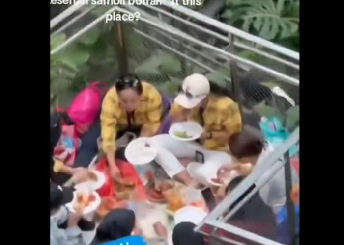 Emak-Emak Makan Lesehan di Bandara Changi Singapura, Lengkap dengan Cobek-Ulekan Sambal