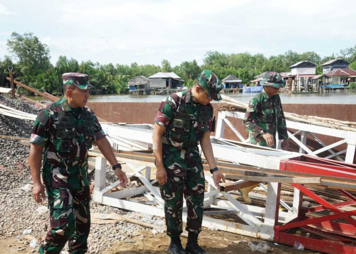 Tinjau Pembangunan Jembatan Gantung, Danrem 044 Gapo Bagikan Sembako