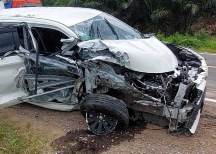 Hilang  Konsentrasi, Mobil Sigra Asal Medan Seruduk Fuso di Jalintim Palembang-Betung