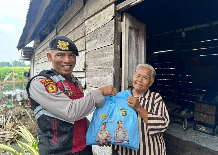 Personel Polres Ogan Ilir Salurkan Bantuan Sembako dari Kapolda Sumsel kepada Masyarakat