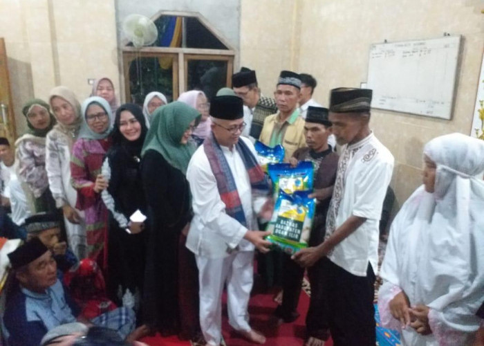 Sekda Ogan Ilir Salurkan 200 Karung Beras dan Rp 10 juta untuk Masjid 