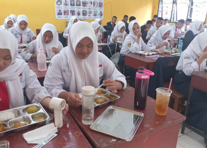 Program Spektakuler Makanan Bergizi Gratis di SMAN 1 Indralaya Berjalan Lancar dan Sukses.