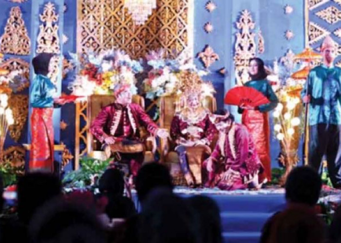 HISKI Komisariat Sumsel Meriahkan Panggung Hotel Swarna Dwipa Palembang dengan Pertunjukan Kesenian Dulmuluk