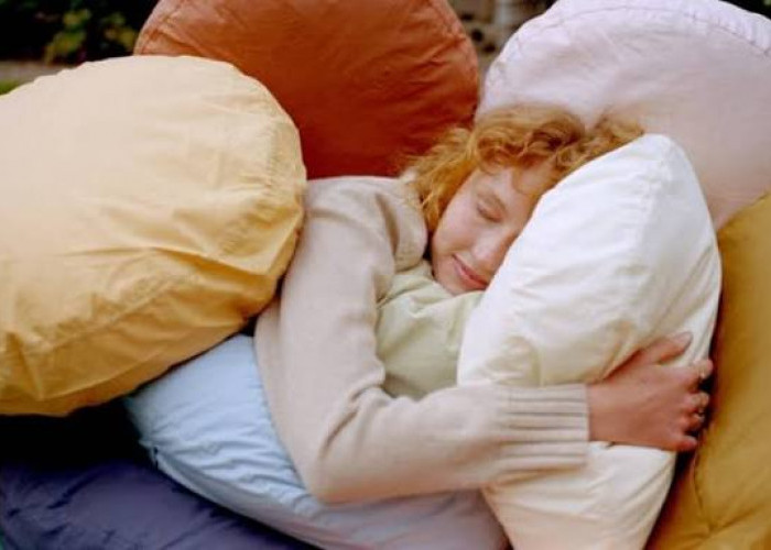 3 Tanda Kepribadian Orang yang Tidur dengan Banyak Gunakan Bantal