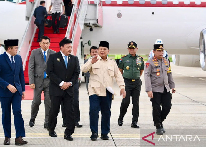 Tiba dari Mesir, Presiden Prabowo Langsung Melaksanakan Ratas Nataru 2025 di Bandara Halim