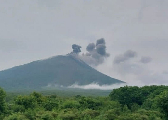 Gunung Ile Lewotolok Erupsi Pagi ini, Tinggi Kolom Abu Mencapai 400 Meter