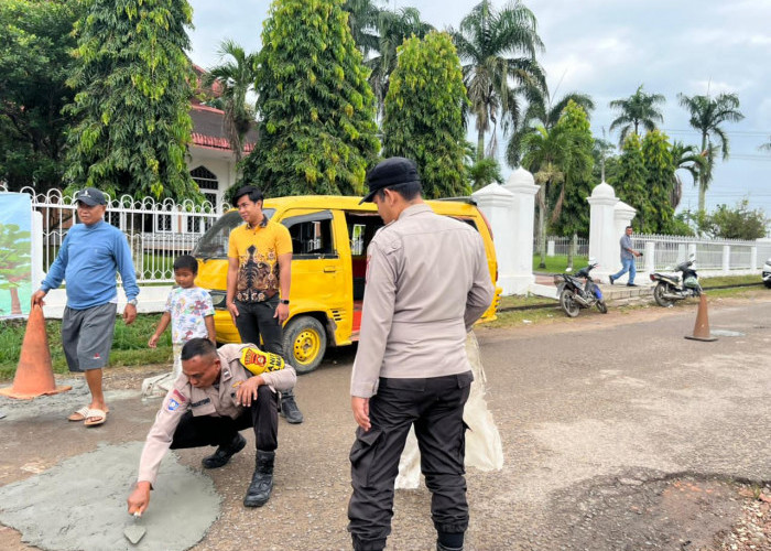 Polres Ogan Ilir Dukung Program Belida Polda Sumsel,  Timbun Jalan Berlobang di Desa Permata Baru