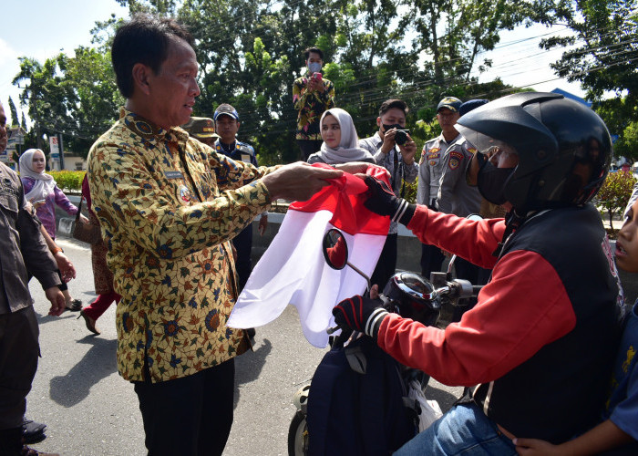 Jelang Perayaan 17 Agustus, Pemkab OKI Bagikan 1. 500 Bendera Merah Putih