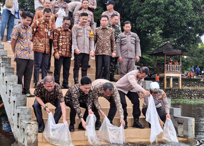 Jaga Kelestarian Ekosistem, Polres-Pemkab Muba Tebar 100 Ribu Bibit Ikan di Danau Ulak Lia