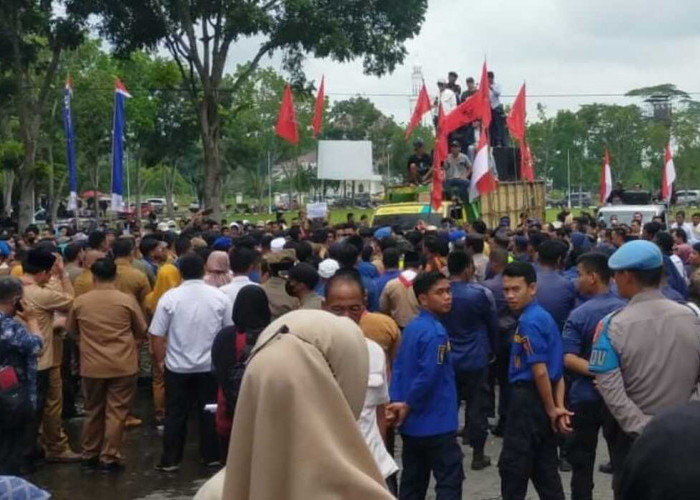 Aksi Tandingan, Mantan Wabup Galang Massa Dukung Pj Bupati Banyuasin