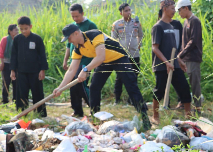 Polres Ogan Ilir Lakukan Aksi Bersih-Bersih Sampah Serentak