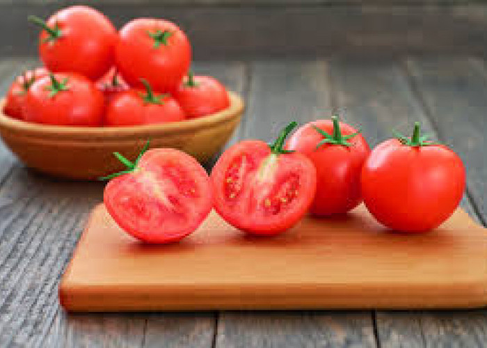 5 Manfaat Kesehatan Luar Biasa Saat Rutin Konsumsi Tomat Mentah