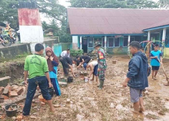 Air Sungai Hesam di Pagar Gunung Meluap, Anggota Koramil 405-07/Pulau Pinang Bantu Siswa Bersihkan Sekolah