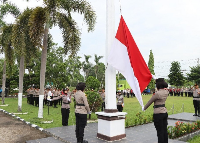 Peringatan Hari Ibu ke-97 Tahun 2025 di Mapolres Ogan Ilir, Pengibar Bendera dan Komandan Upacara Para Polwan