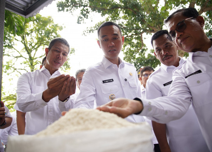 Sidak Harga Sembako, Bupati OKI Maklumi Kenaikan Harga