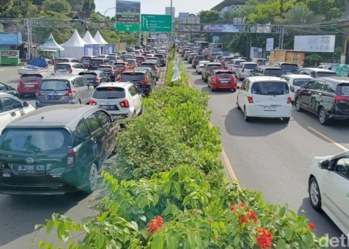 Jalur Puncak Bogor Padat, Polantas Berlakukan One Way dari Jakarta 