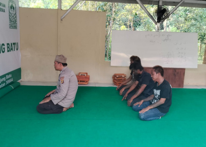 Unit Patroli Polsek Tanjung Batu Temukan Orang Jalanan, Diajak Salat Berjemaah