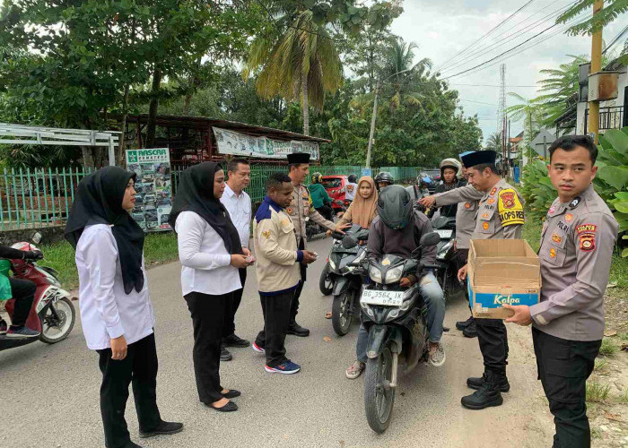 Polres Ogan Ilir Bersama Mahasiswa Bagikan Takjil di Bulan Ramadan