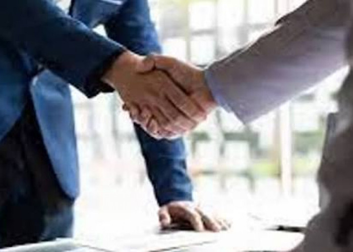 4 Tanda Kepribadian Seseorang yang Berdiri saat Menyapa Orang Lain