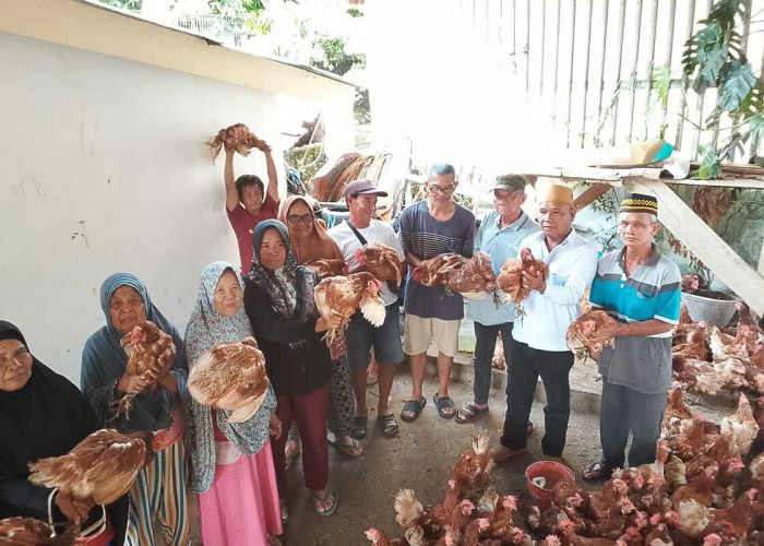 Tradisi Terjaga, Ketua RT di Palembang Bagikan 180 Ekor Ayam 