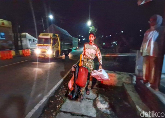 Uang Pas-pasan, Pedagang Cilok Mudik Berjalan Kaki dan Naik Truk