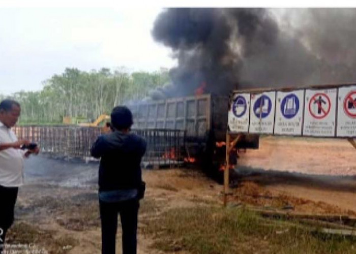 Truk Angkut Solar Terbakar di Proyek Tol Kapalbetung, Sambar 3 Motor, 17 Tandon Minyak, Pos Jaga dan Warkop