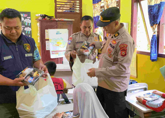 Polres Ogan Ilir Gelar Makan Siang Bergizi di SD 07 Indralaya Utara