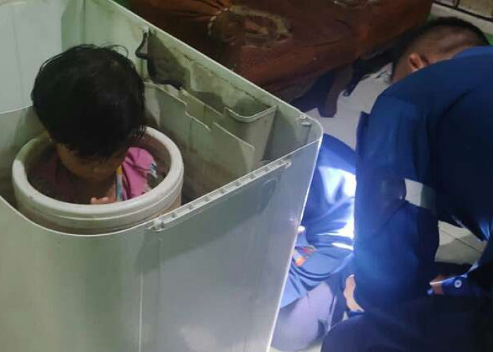 Heboh, Anak Perempuan Terjepit dalam Bak Pengering Mesin Cuci, Ortu Panik Kontak Anggota Damkar 