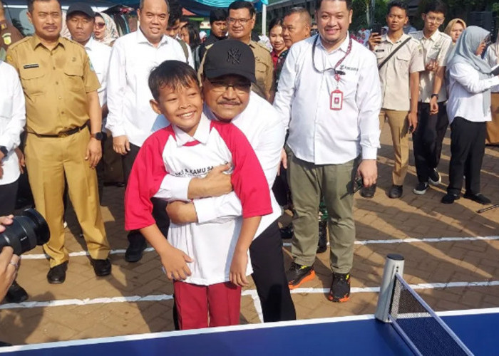 Kunker ke SDN Sumur Batu II, Mensos Bertanding Tenis Meja dengan Murid Sekolah