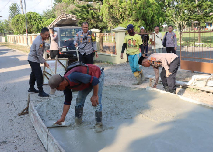Polres dan Pemkab Ogan Ilir Laksanakan Tambal Jalan Berlubang dan Bersihkan  Sampah
