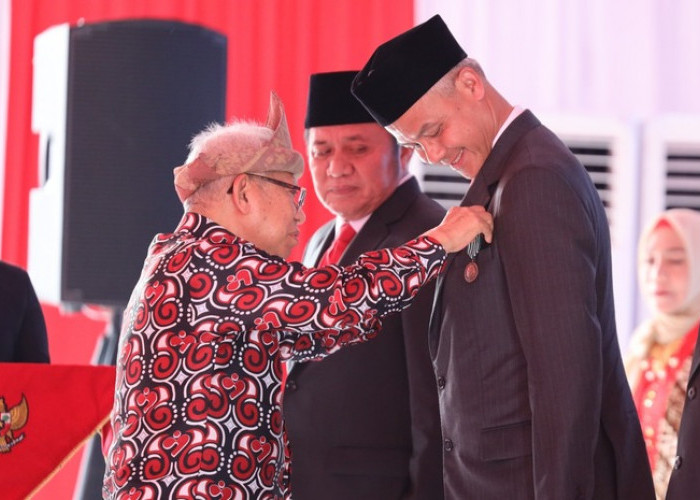 Ganjar Pranowo Raih Tanda Kehormatan Tertinggi Satyalancana Wira Karya Tahun 2023
