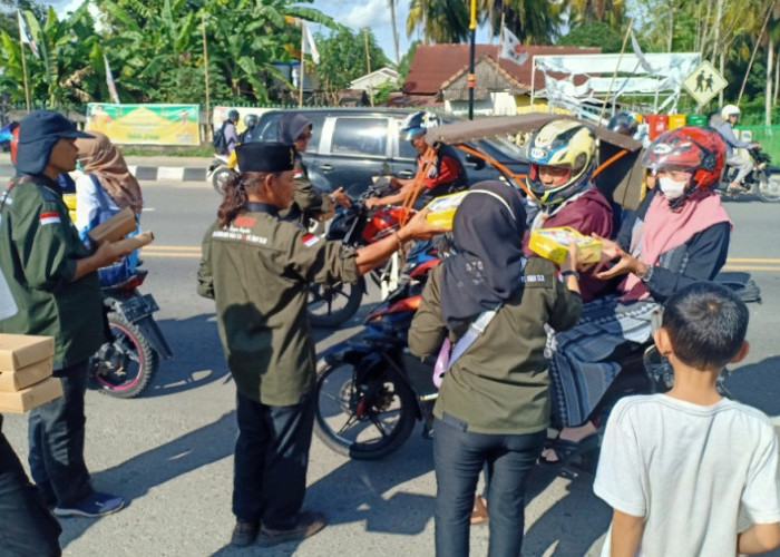 Hitungan Menit Ludes, PWI Ogan Ilir Bagikan 300 Paket Buka Puasa 