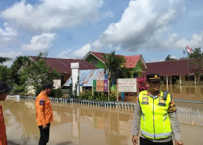 Kapolsek Muara Kuang-BPBD Lakukan Patroli  Warga Kebanjiran