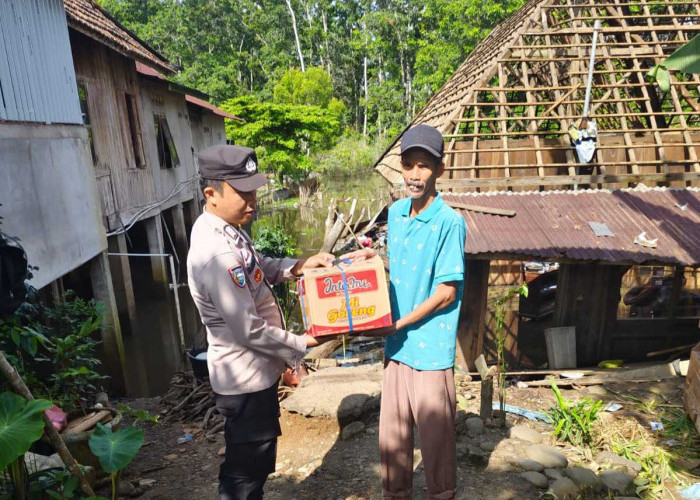 Polsek Muara Kuang Salurkan Bantuan  Korban Rumah Roboh