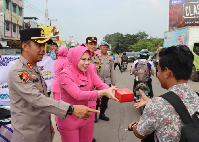 Polres Ogan Ilir Bagikan Takjil di Bulan Ramadan